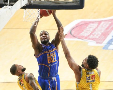 Mauricio Báez se divierte en cancha y se va al frente 2-1 en finales contra San Carlos