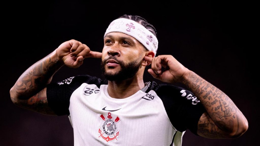 Memphis Depay invents a great goal that decides the São Paulo classic