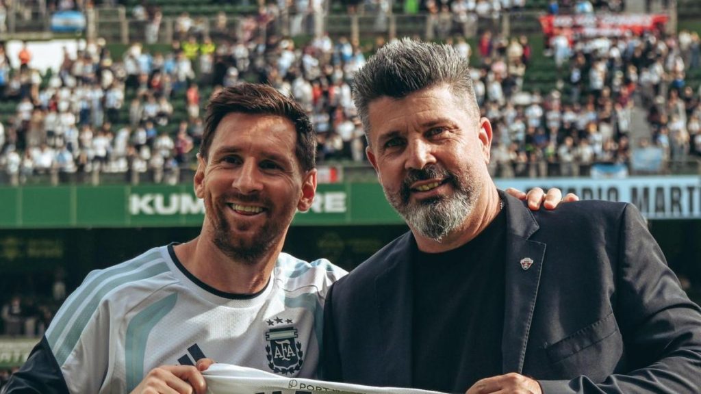 Messi's viral reaction upon receiving the Elche shirt