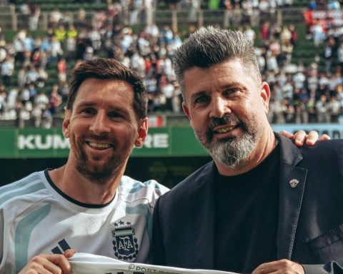 Messi's viral reaction upon receiving the Elche shirt