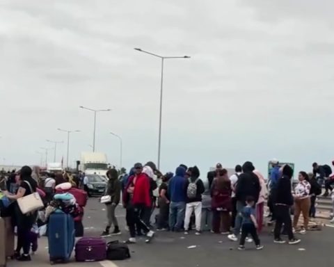 Migrants without documents block the Tacna-Arica crossing and paralyze border traffic