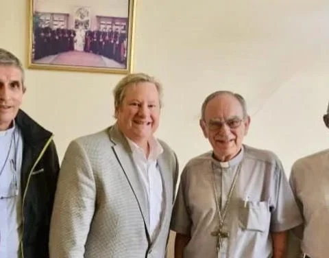 Mike Hammer (segundo de izquierda a derecha) junto a tres obispos católicos cubanos