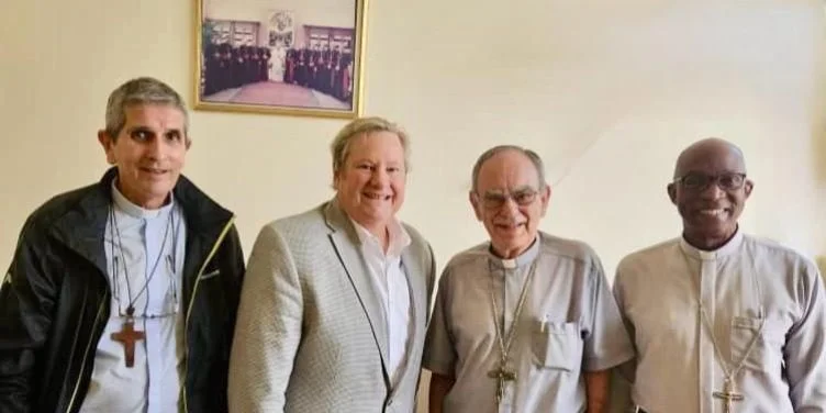 Mike Hammer (segundo de izquierda a derecha) junto a tres obispos católicos cubanos