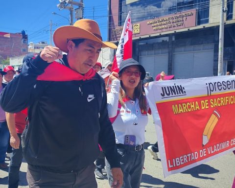 Militants from Peru Libre leave Huancayo for Lima in protest against Cerrón's preventive detention