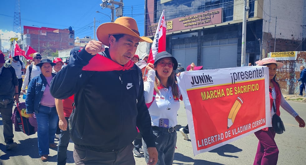 Militants from Peru Libre leave Huancayo for Lima in protest against Cerrón's preventive detention