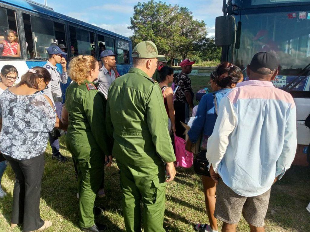 More than 2,300 evacuees begin to return to their homes in Río Cauto after the passage of Hurricane Melissa