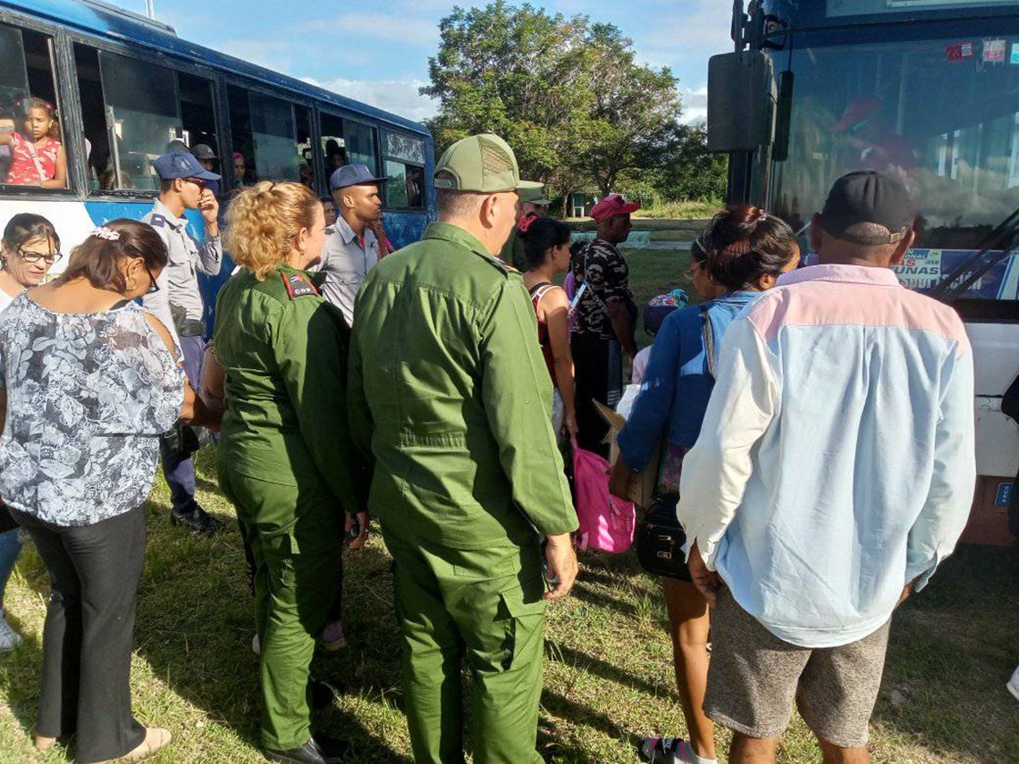 More than 2,300 evacuees begin to return to their homes in Río Cauto after the passage of Hurricane Melissa