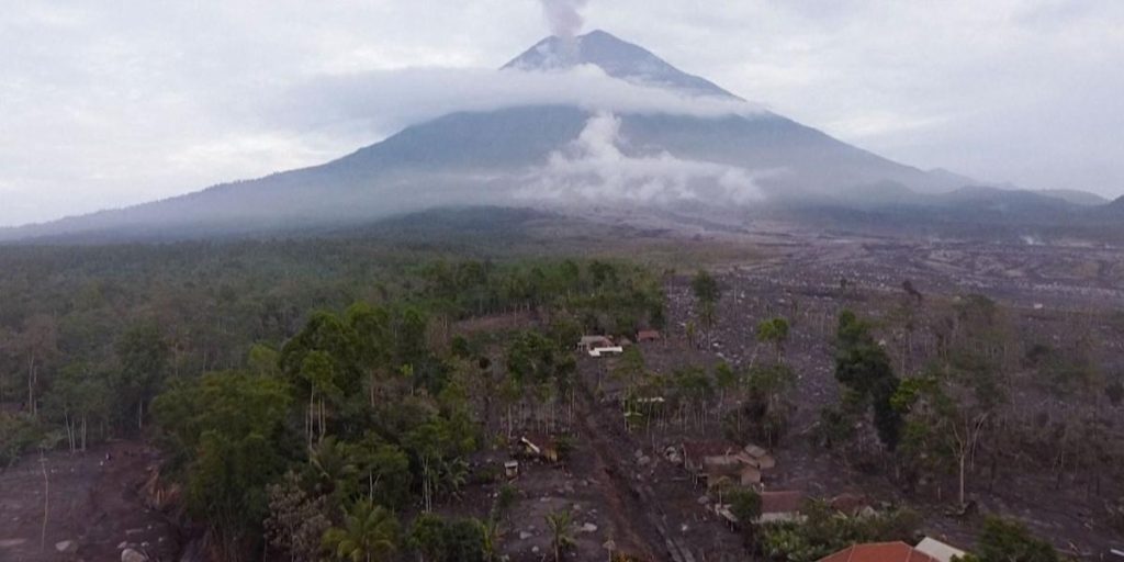 More than a thousand evacuated in Indonesia due to the eruption of a volcano near Bali