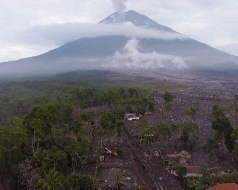 More than a thousand evacuated in Indonesia due to the eruption of a volcano near Bali