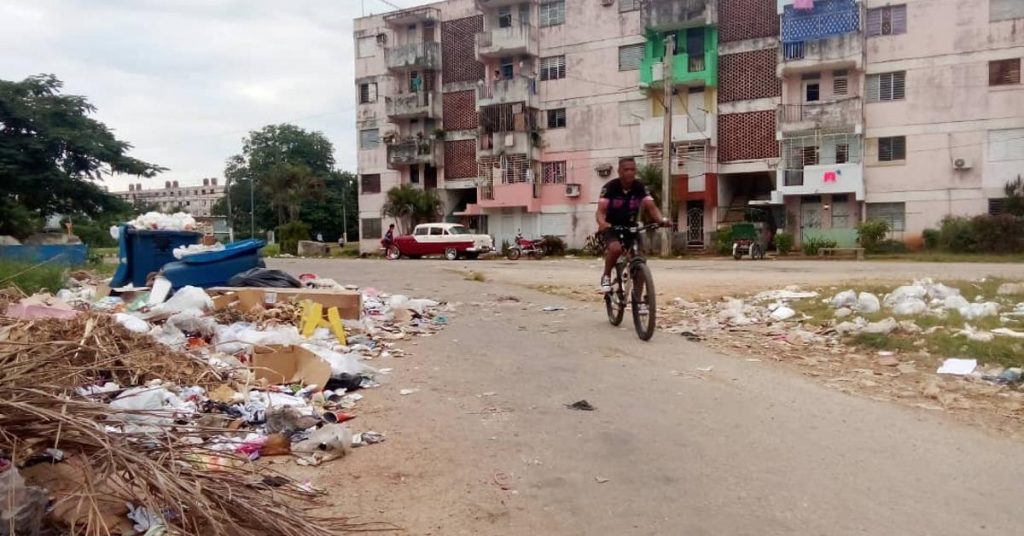 Mosquitoes, garbage and chikungunya prevail in the military neighborhood of San José de las Lajas