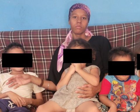 Wendy Martínez Querejeta junto a cuatro de sus cinco hijos