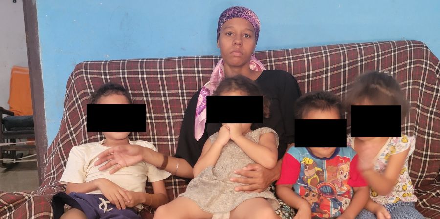 Wendy Martínez Querejeta junto a cuatro de sus cinco hijos