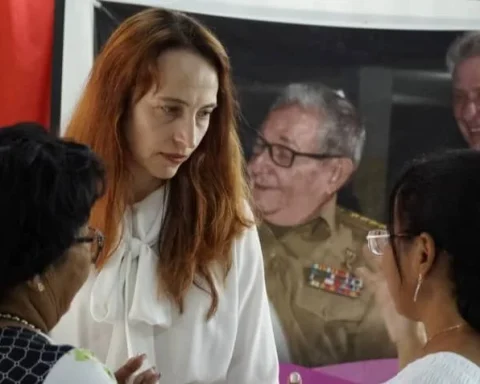 Alena Douhan (de frente) en una escuela especial de La Habana
