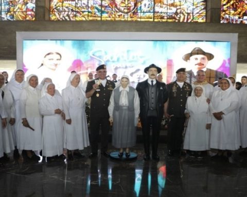 padrino-lopez-pueblo-amante-paz-asedio-imperial