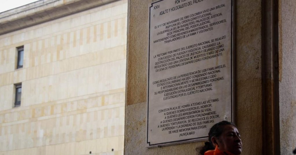 Palace of Justice 1985: Bogotá Mayor's Office presented a new plaque in honor of the victims