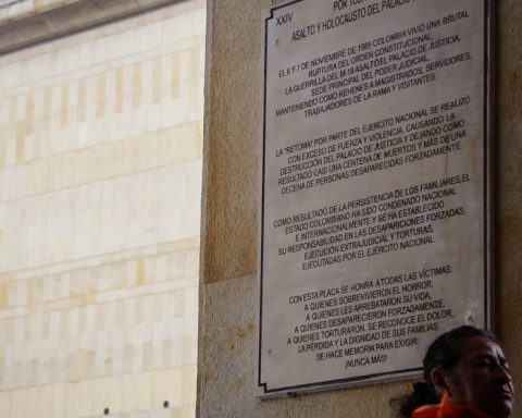 Palace of Justice 1985: Bogotá Mayor's Office presented a new plaque in honor of the victims