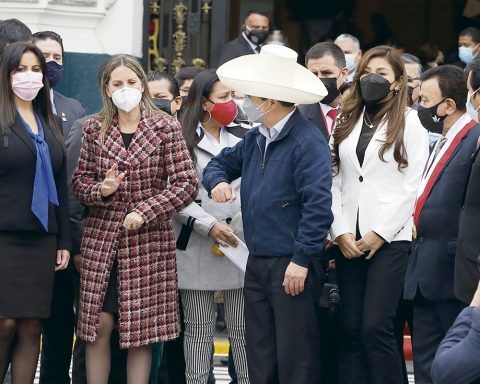 Pedro Castillo accuses Maricarmen Alva of asking him for two ministries to remain in the presidency until 2026