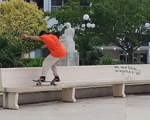 Un patinador en el parque Calixto García, de Holguín