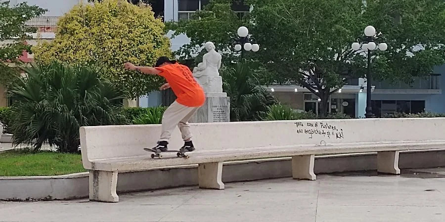 Un patinador en el parque Calixto García, de Holguín