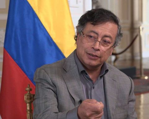 Petro rejects attempt to close Venezuelan airspace