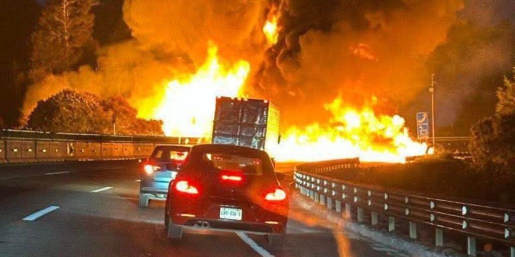 Pipe explodes on the Mexico-Puebla Highway