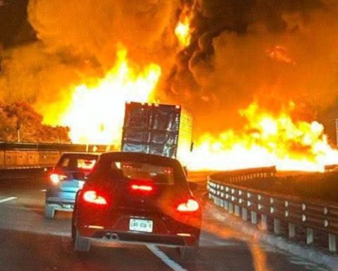 Pipe explodes on the Mexico-Puebla Highway