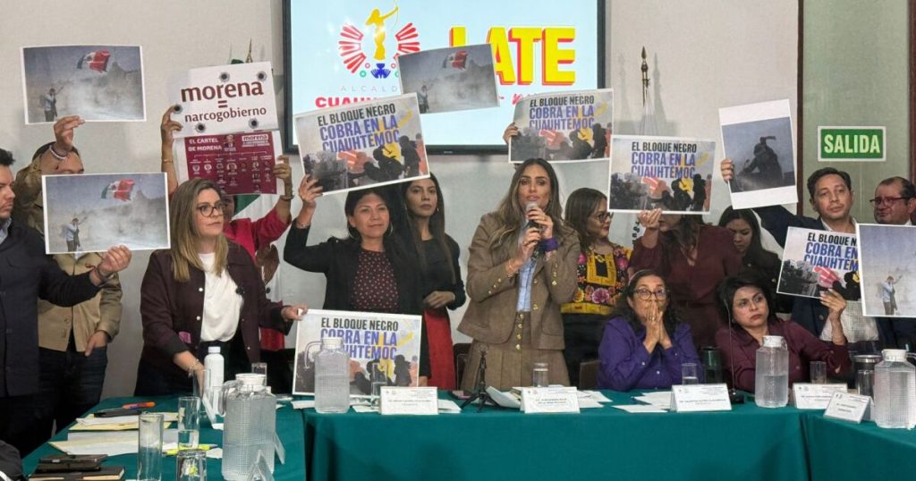 Political accusations overshadow the appearance of Rojo de la Vega