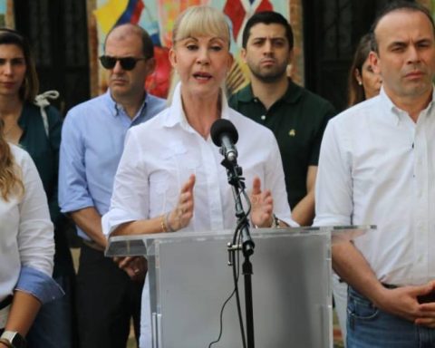 Political tension between President Gustavo Petro and the governor of Valle over the Commuter Train