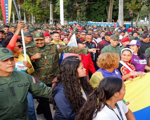 Presidente Maduro marcha junto al pueblo y la Espada Bicentenaria en Los Próceres