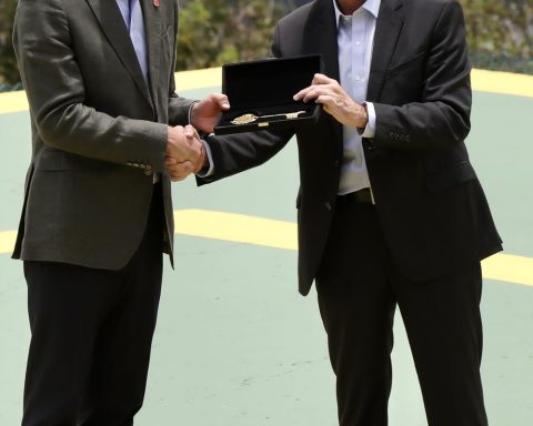 Prince William visits Sugarloaf Mountain and receives key to the city of Rio
