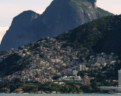 Project qualifies motorcycle taxi drivers from Rio’s favelas to work in tourism