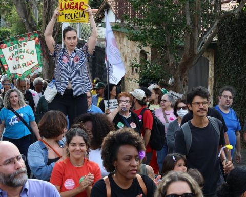 Protesters protest against the entry of armed police officers into a school in SP