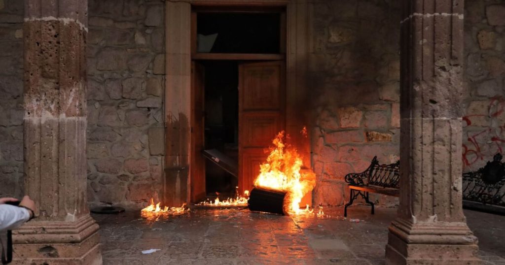 Protesters set fire to the Municipal Palace of Apatzingán