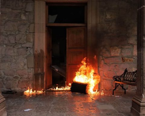 Protesters set fire to the Municipal Palace of Apatzingán