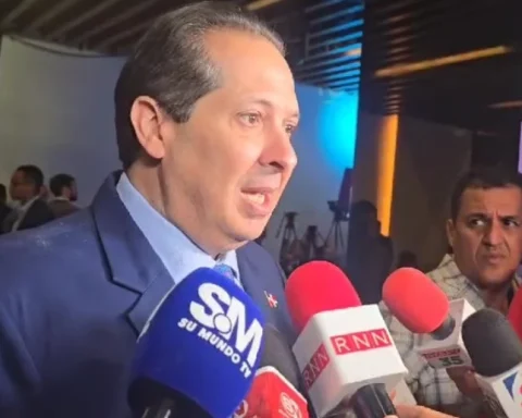 Ministro de Salud, Víctor Atallah, dice apuesta al diálogo.