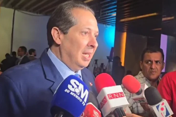 Ministro de Salud, Víctor Atallah, dice apuesta al diálogo.