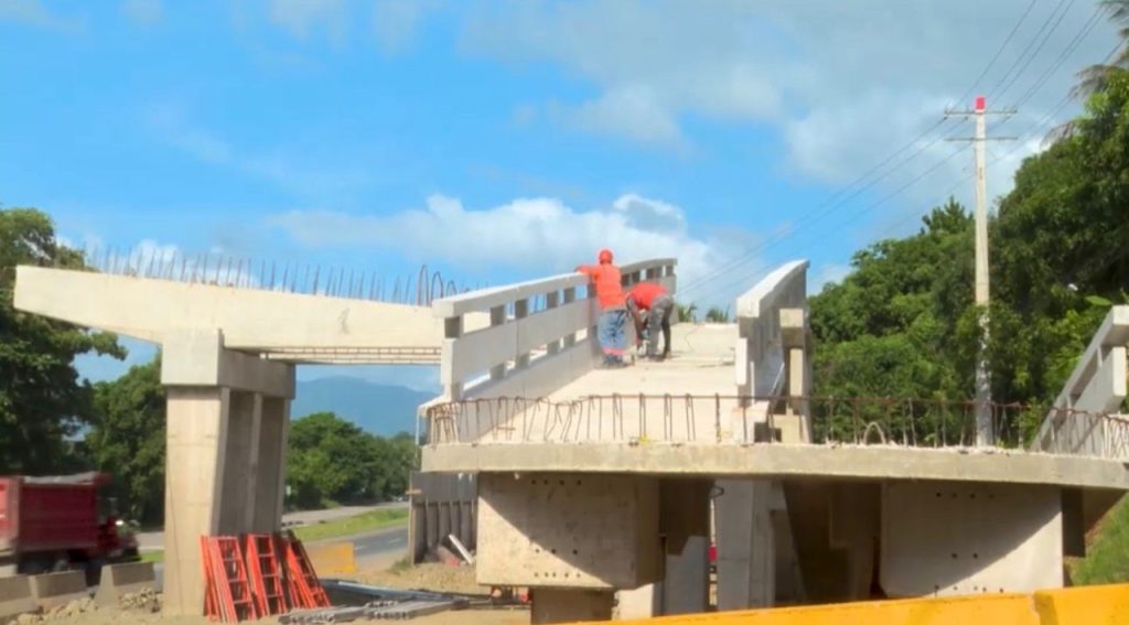 Public Works installs central beams in new pedestrian bridge in Villa Altagracia