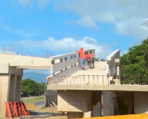 Public Works installs central beams in new pedestrian bridge in Villa Altagracia