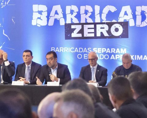 Rio de Janeiro government announces plan to remove barricades in 12 cities
