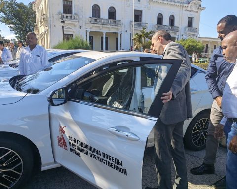 Russia donates ten Moskvich for hospitals and schools in Havana