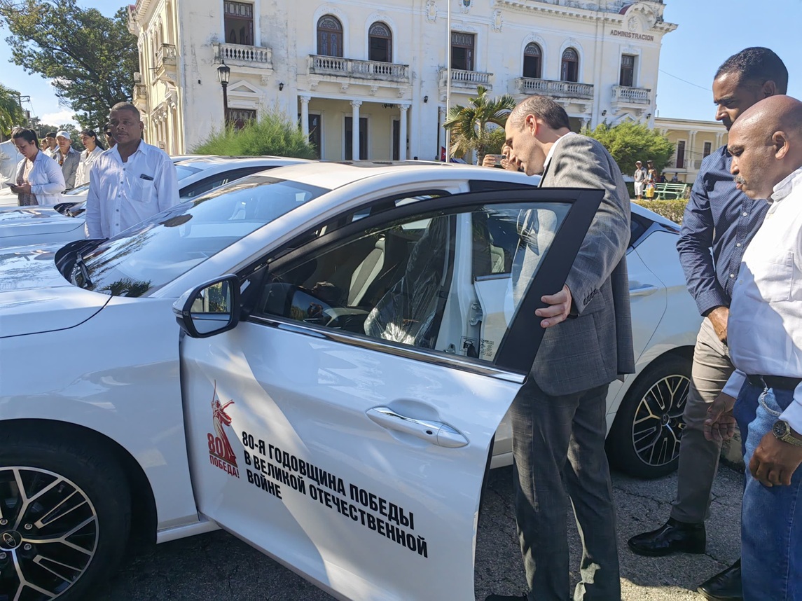 Russia donates ten Moskvich for hospitals and schools in Havana