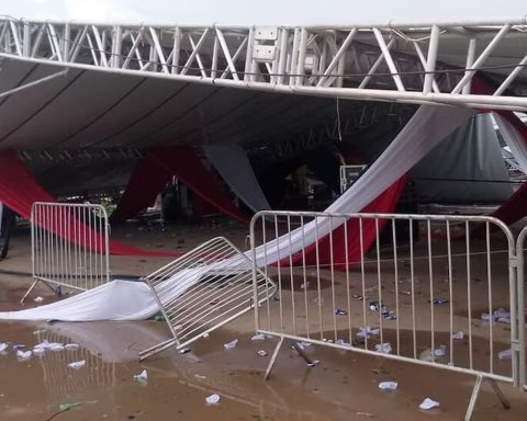 SP: One person dies and 40 are injured when a structure falls during a party