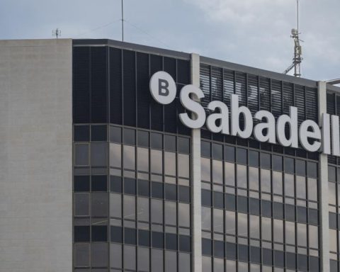 Sabadell profit falls 17.7% in third quarter; predicts lower credit income in 2025