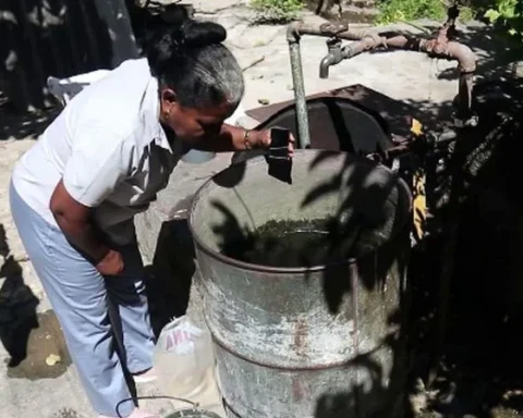 Una trabajadora de la Campaña Antivectorial en Santiago de Cuba