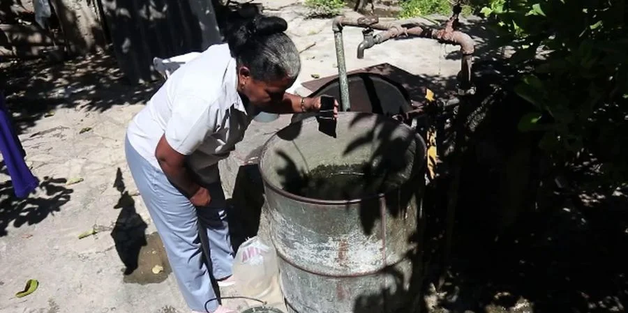 Una trabajadora de la Campaña Antivectorial en Santiago de Cuba