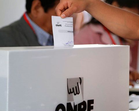 Seven out of 10 Peruvians have not yet defined their presidential candidate