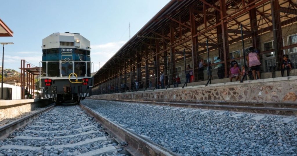 Sheinbaum inaugurates stations of the Transismic Train