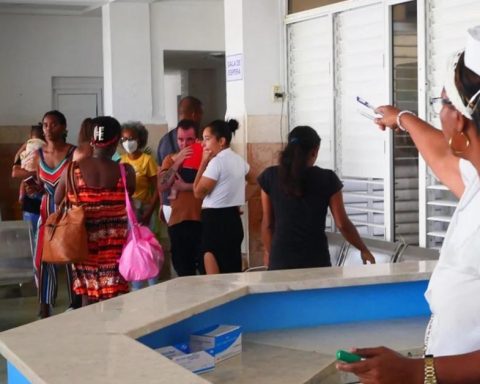 Sick doctors and overwhelmed hospitals, the "virus" extends to the entire Cuban territory
