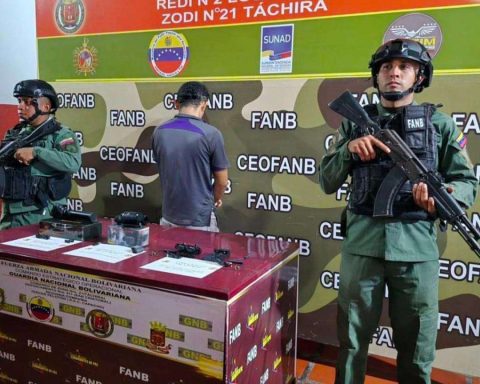 Subject arrested carrying sniper devices