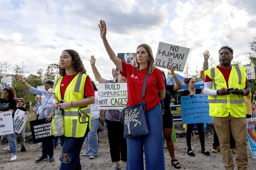 Survey: Two out of three Latinos disapprove of Trump's management and fear immigration raids